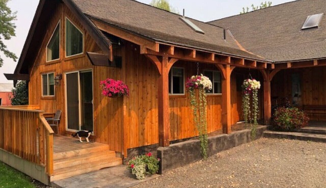 The Honeymoon Suite, hot tub, full kitchen