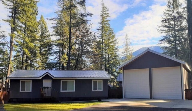 The Lazy B - Modern Cabin Tucked Among the Cedars. Mt. Ranier, White Pass.