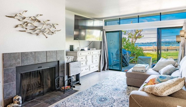Water Front, beach access, indoor pool, soaking hot tub, BBQ , JL103