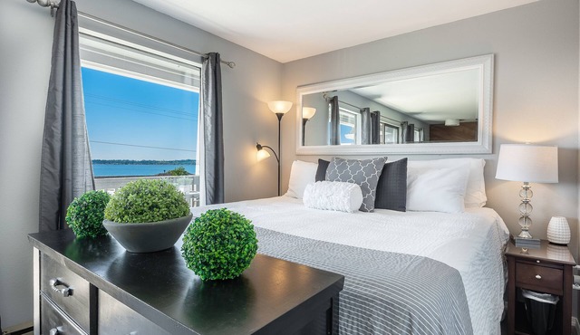 Water View From Every Window With Steps From The Beach