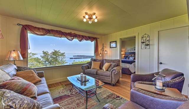 Waterfront Home ~ 6 Mi to Olympic National Park!