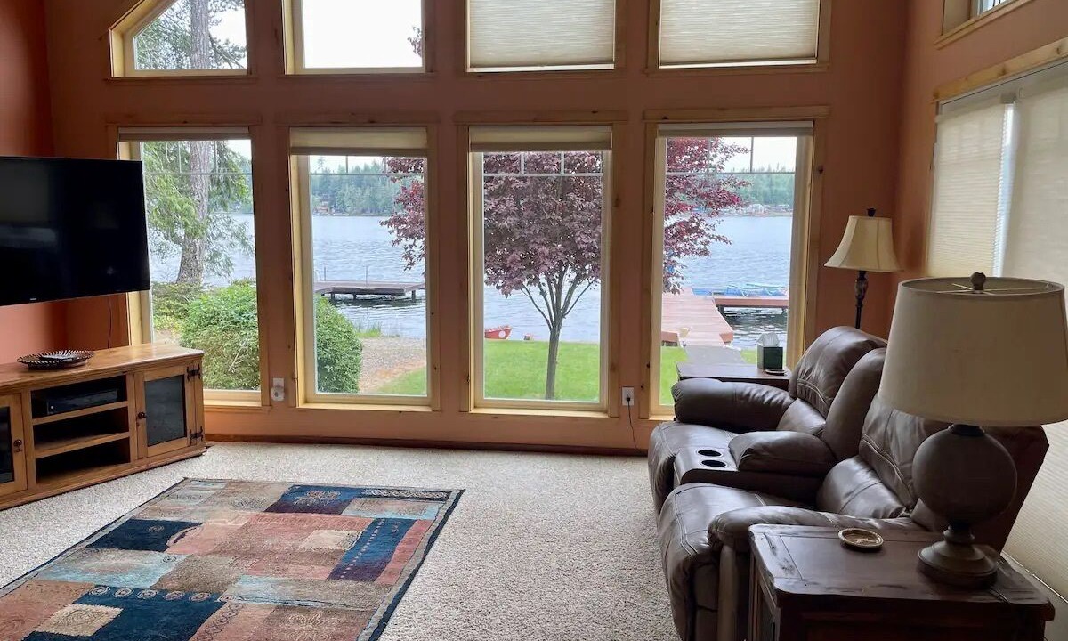 Photo of Livingroom in Grapeview
