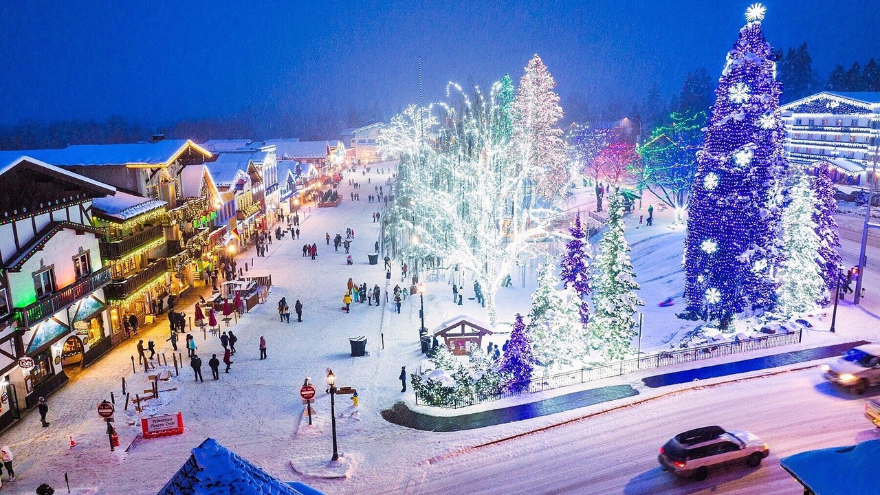 Photo of Others in Downtown Leavenworth