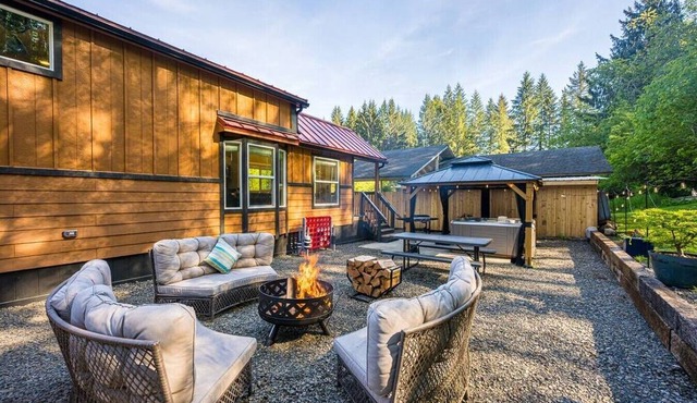 NEW Luxury Tiny Cabin w/Hot tub & Fire pit.